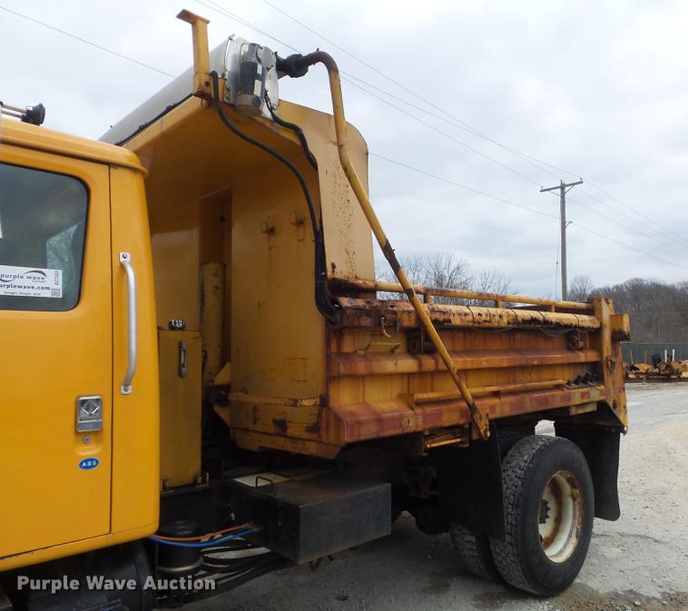 image for item DC7353 2001 International 4900 dump truck