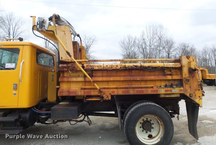 image for item DC7353 2001 International 4900 dump truck