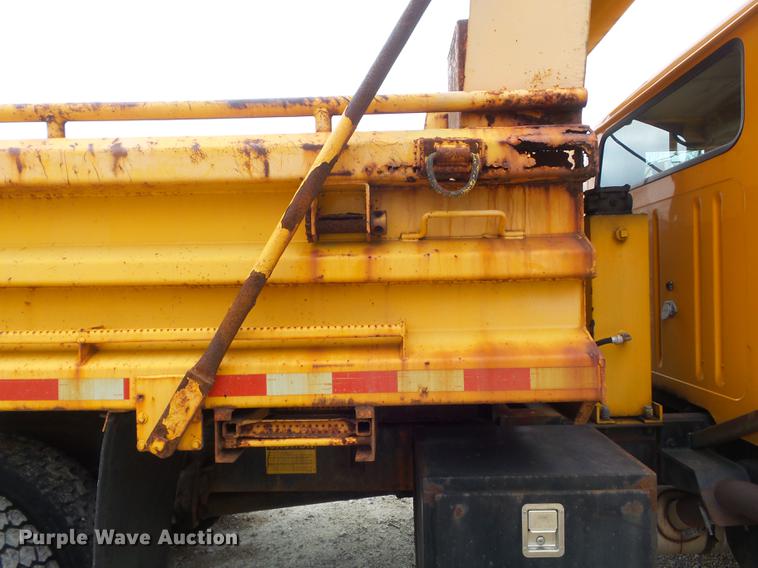 image for item DC7353 2001 International 4900 dump truck