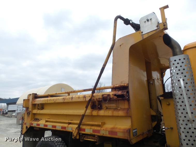 image for item DC7353 2001 International 4900 dump truck