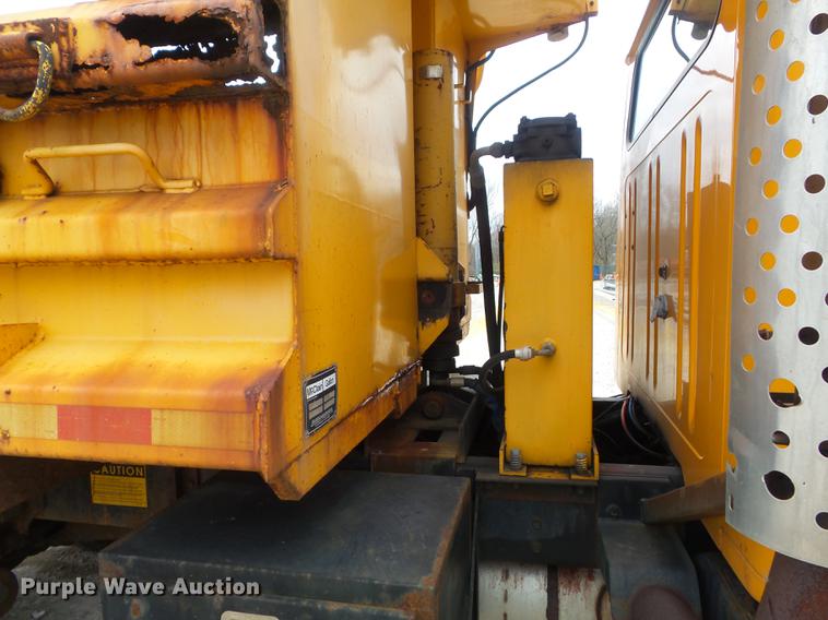 image for item DC7353 2001 International 4900 dump truck