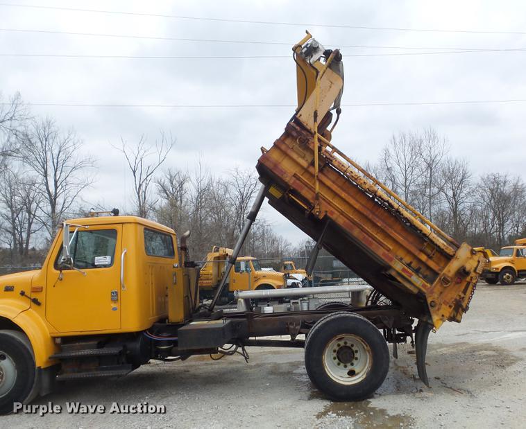 image for item DC7353 2001 International 4900 dump truck