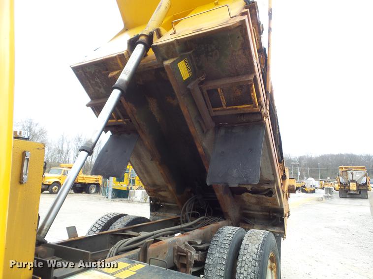 image for item DC7353 2001 International 4900 dump truck