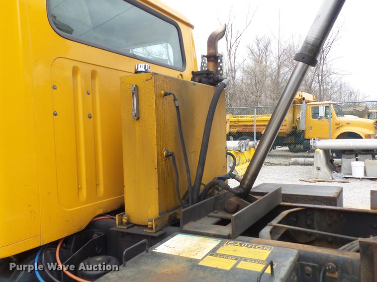 image for item DC7353 2001 International 4900 dump truck