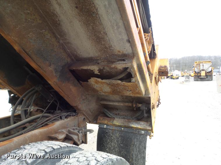 image for item DC7353 2001 International 4900 dump truck