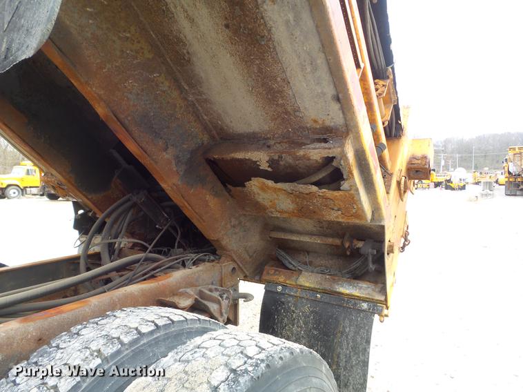 image for item DC7353 2001 International 4900 dump truck