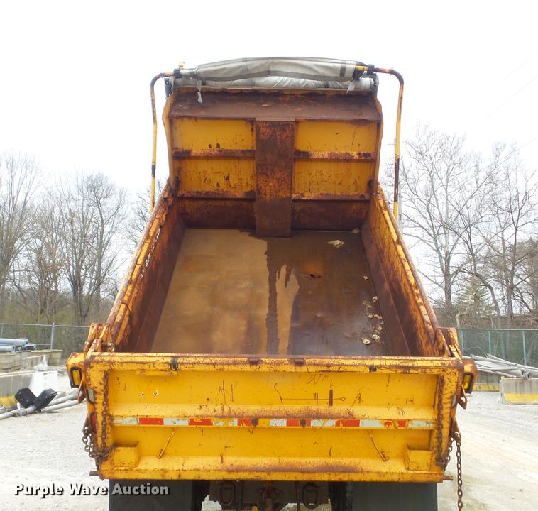 image for item DC7353 2001 International 4900 dump truck