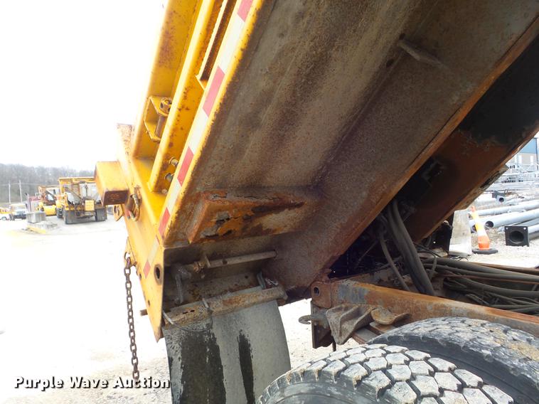 image for item DC7353 2001 International 4900 dump truck