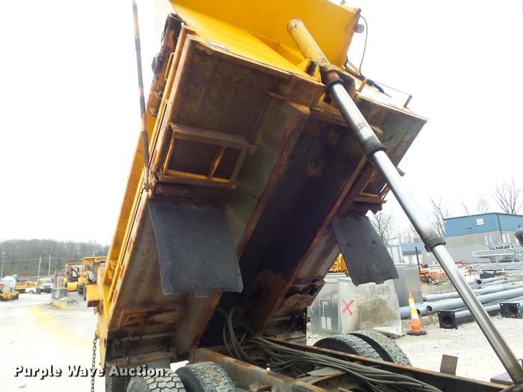 image for item DC7353 2001 International 4900 dump truck
