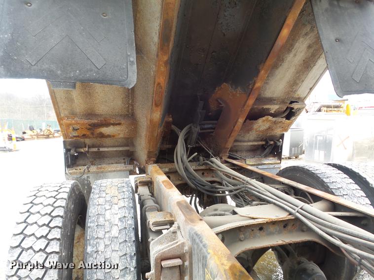 image for item DC7353 2001 International 4900 dump truck