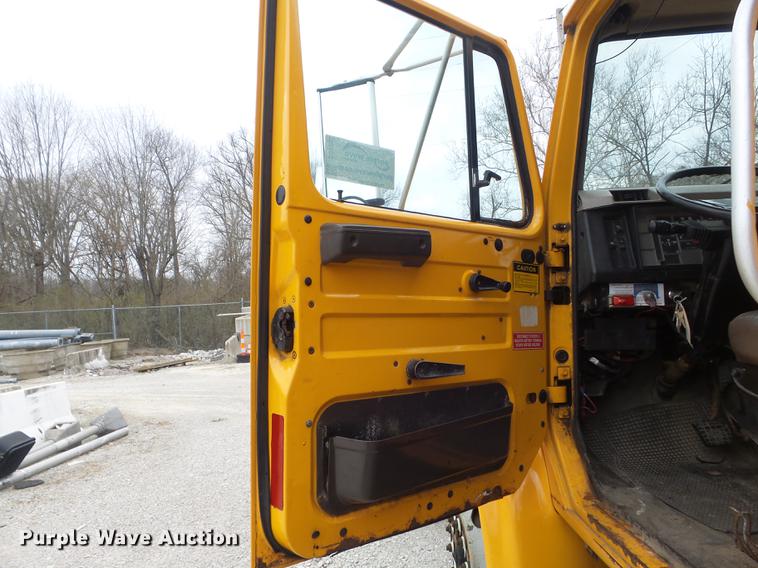 image for item DC7353 2001 International 4900 dump truck