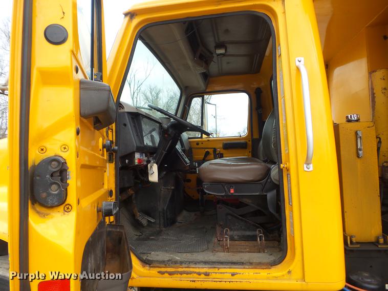 image for item DC7353 2001 International 4900 dump truck