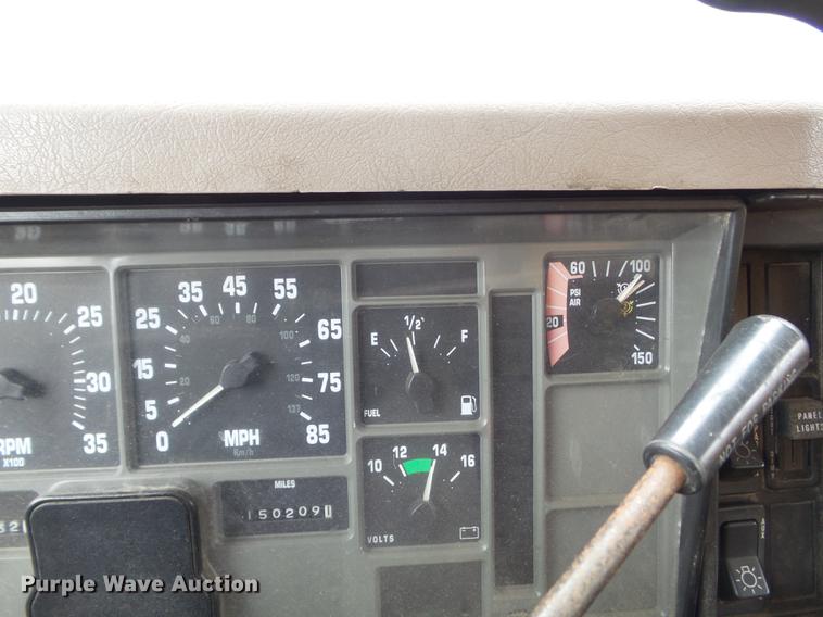 image for item DC7353 2001 International 4900 dump truck