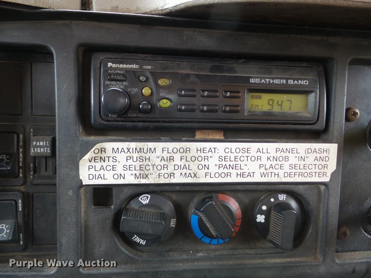 image for item DC7353 2001 International 4900 dump truck