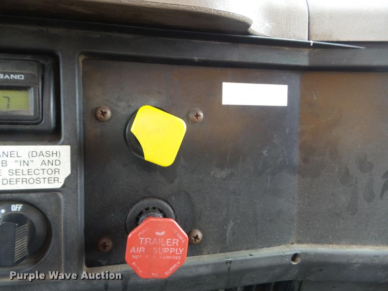 image for item DC7353 2001 International 4900 dump truck