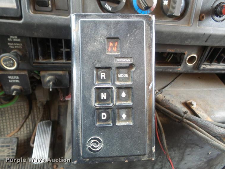 image for item DC7353 2001 International 4900 dump truck