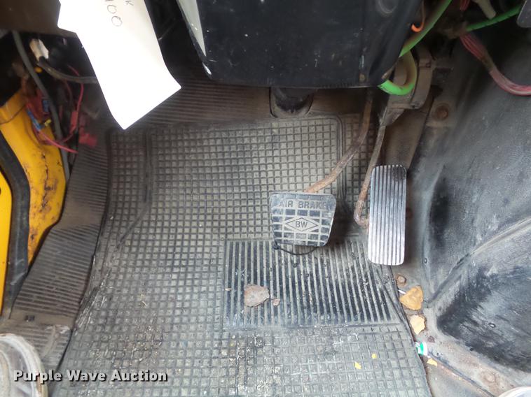 image for item DC7353 2001 International 4900 dump truck