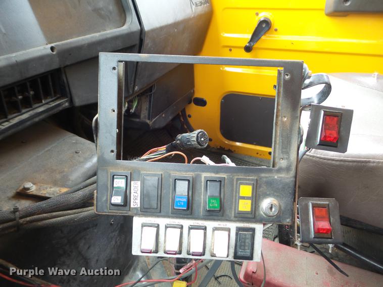 image for item DC7353 2001 International 4900 dump truck