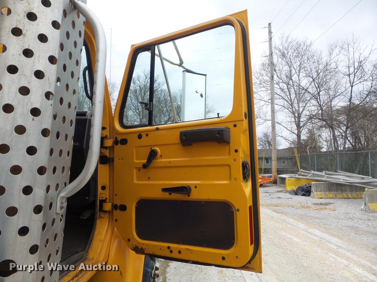 image for item DC7353 2001 International 4900 dump truck