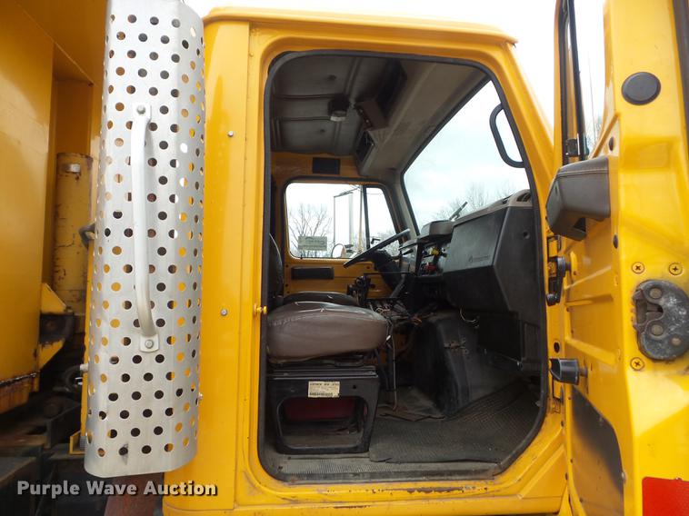image for item DC7353 2001 International 4900 dump truck
