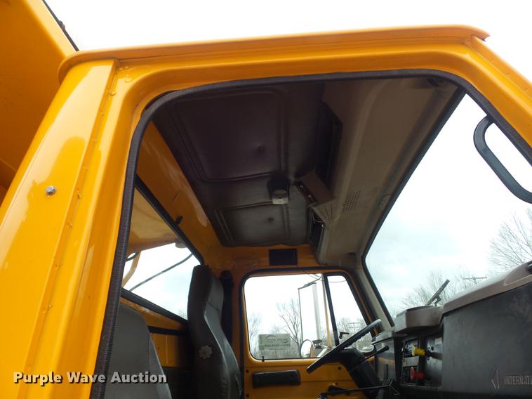 image for item DC7353 2001 International 4900 dump truck