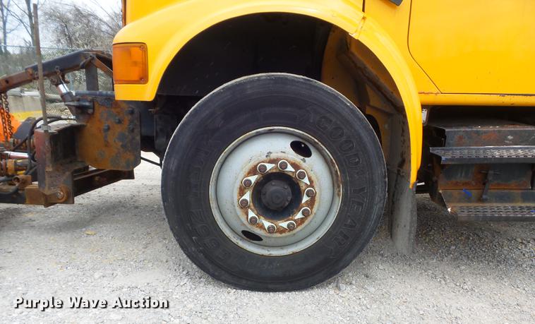 image for item DC7353 2001 International 4900 dump truck