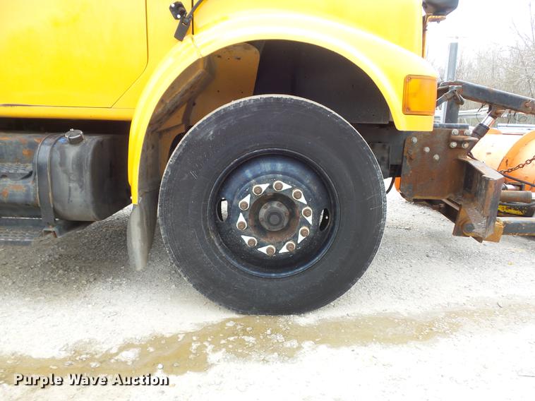 image for item DC7353 2001 International 4900 dump truck