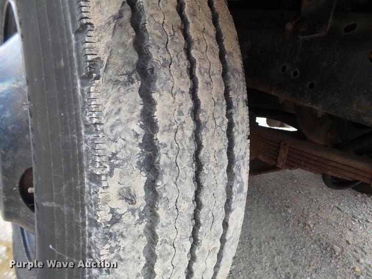 image for item DC7353 2001 International 4900 dump truck