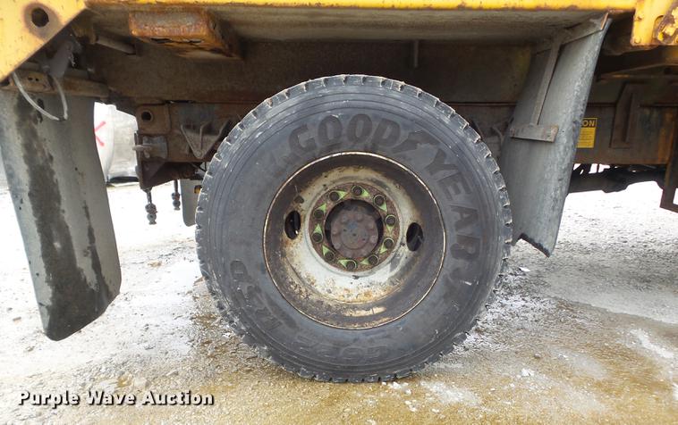 image for item DC7353 2001 International 4900 dump truck