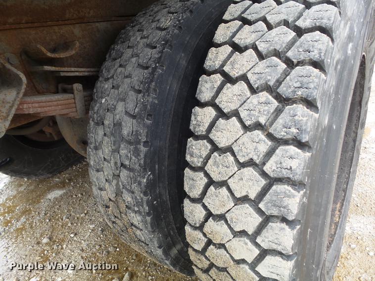 image for item DC7353 2001 International 4900 dump truck