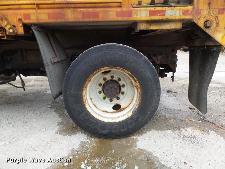 image for item DC7353 2001 International 4900 dump truck