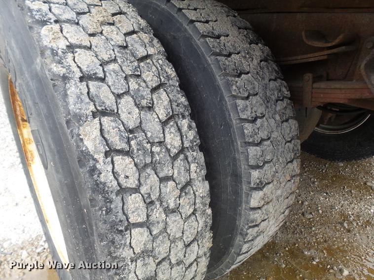 image for item DC7353 2001 International 4900 dump truck