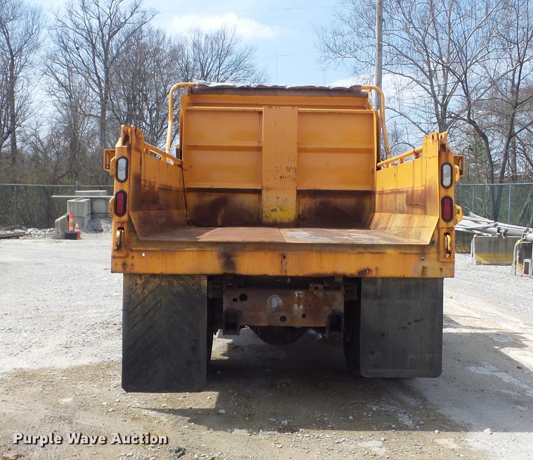image for item DC7354 2000 International 4900 dump truck