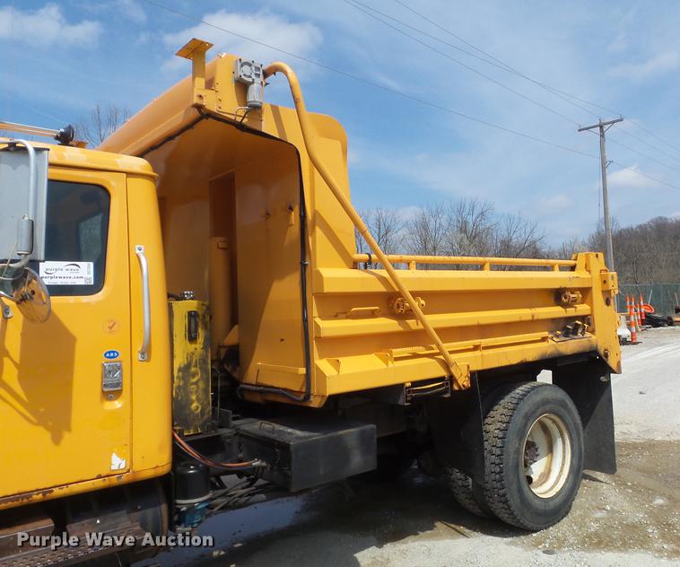 image for item DC7354 2000 International 4900 dump truck