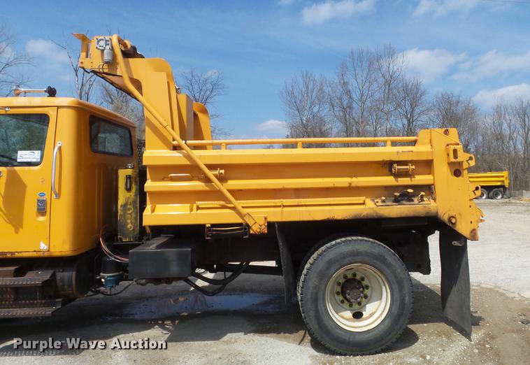 image for item DC7354 2000 International 4900 dump truck