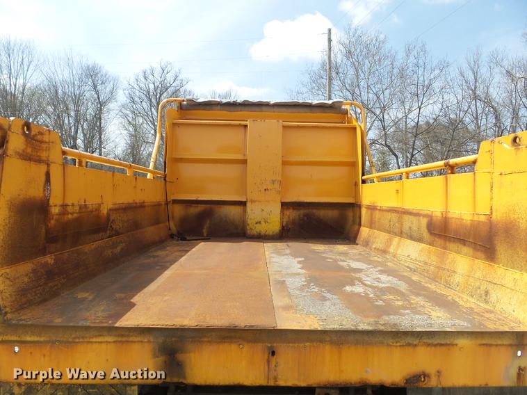 image for item DC7354 2000 International 4900 dump truck