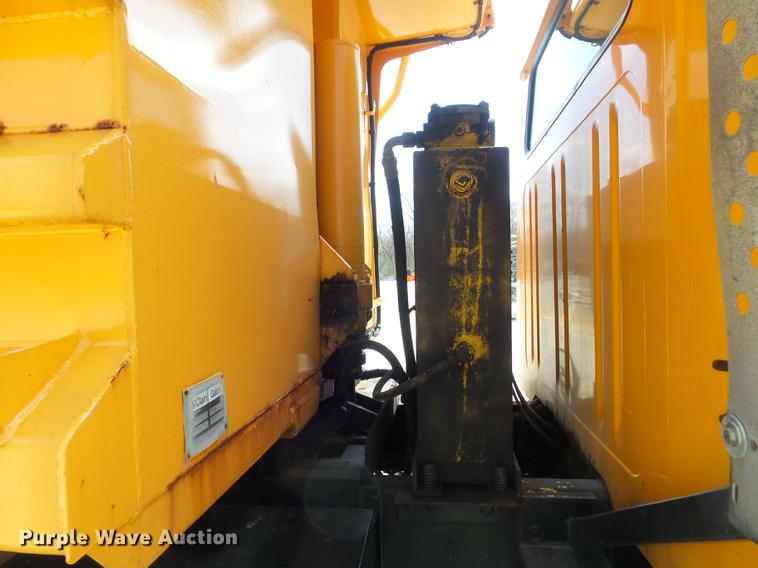 image for item DC7354 2000 International 4900 dump truck