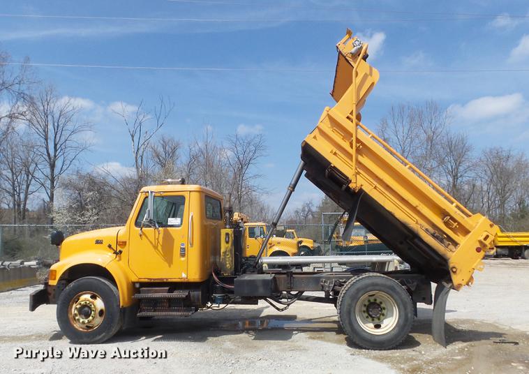 image for item DC7354 2000 International 4900 dump truck