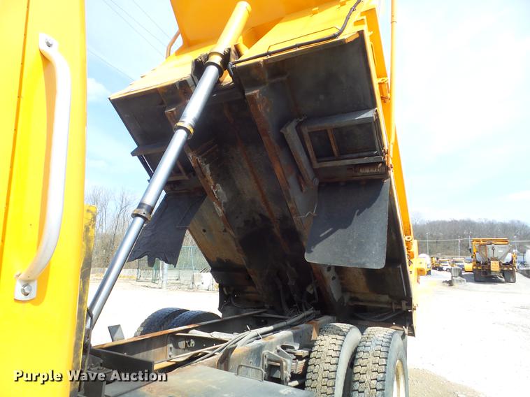 image for item DC7354 2000 International 4900 dump truck