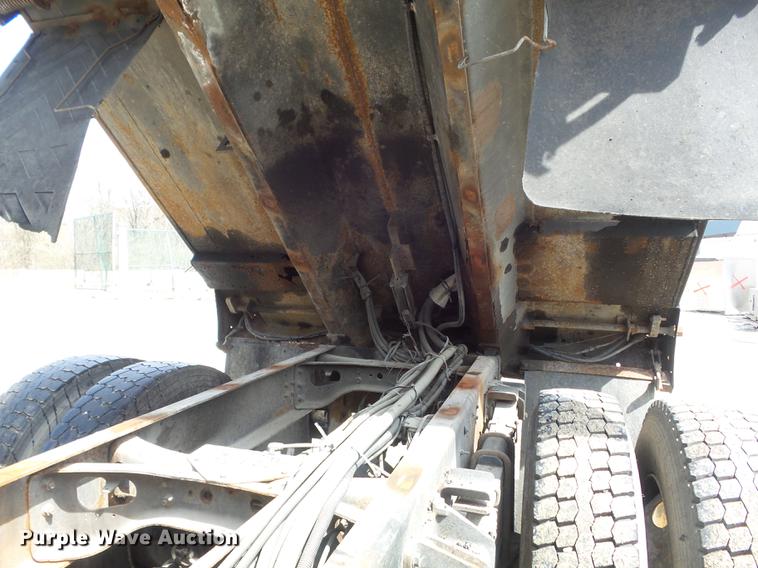 image for item DC7354 2000 International 4900 dump truck