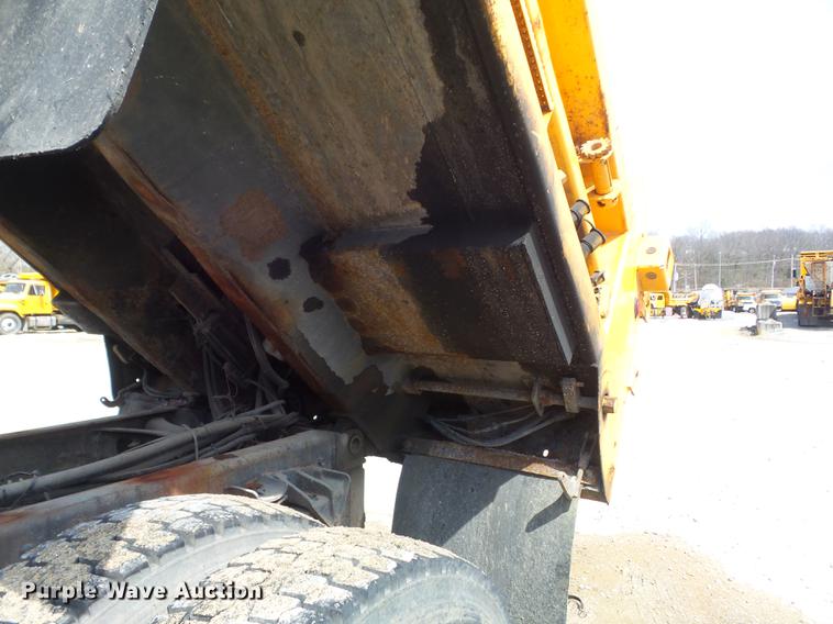 image for item DC7354 2000 International 4900 dump truck