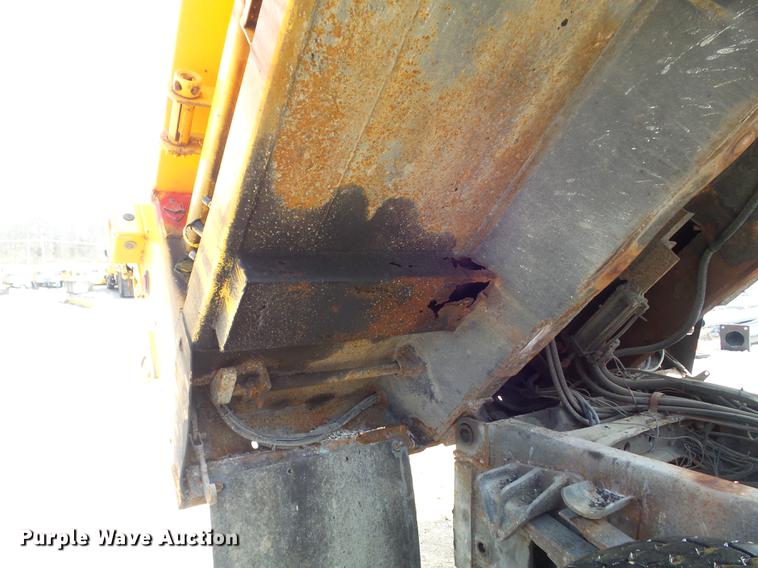 image for item DC7354 2000 International 4900 dump truck