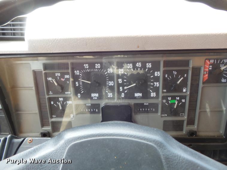 image for item DC7354 2000 International 4900 dump truck