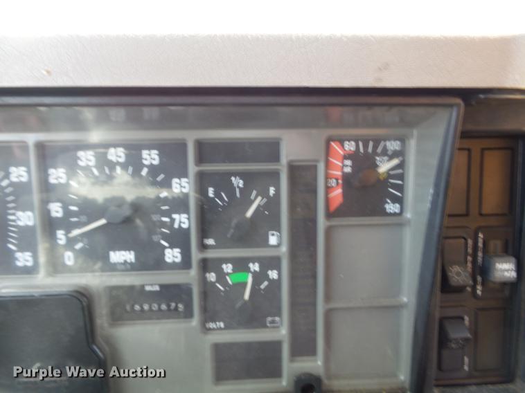 image for item DC7354 2000 International 4900 dump truck