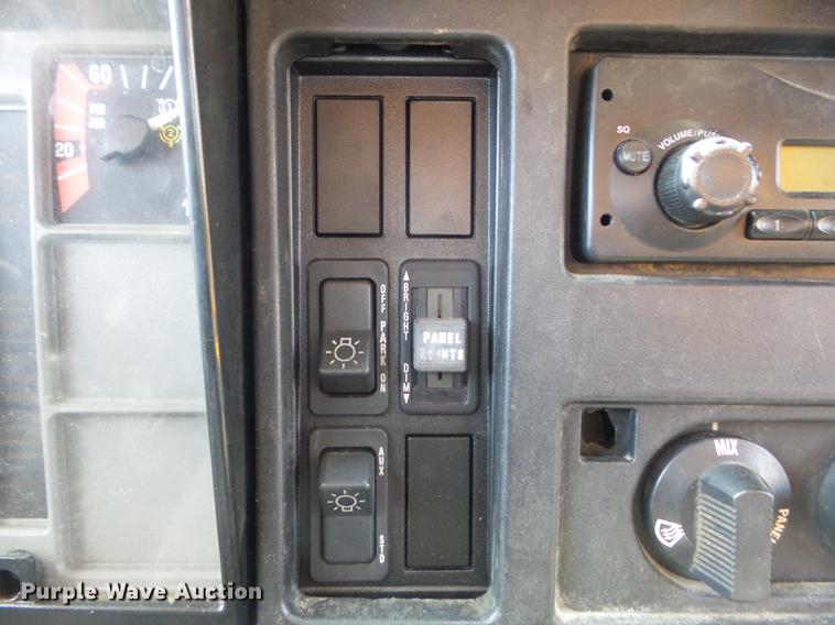 image for item DC7354 2000 International 4900 dump truck