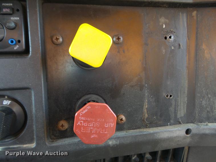 image for item DC7354 2000 International 4900 dump truck