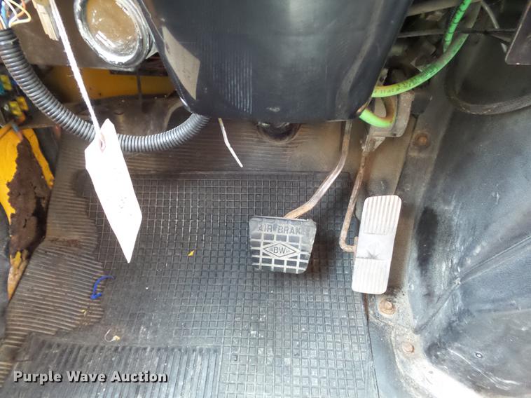 image for item DC7354 2000 International 4900 dump truck