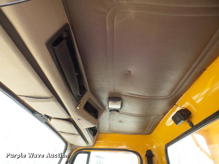 image for item DC7354 2000 International 4900 dump truck