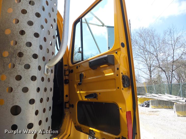 image for item DC7354 2000 International 4900 dump truck