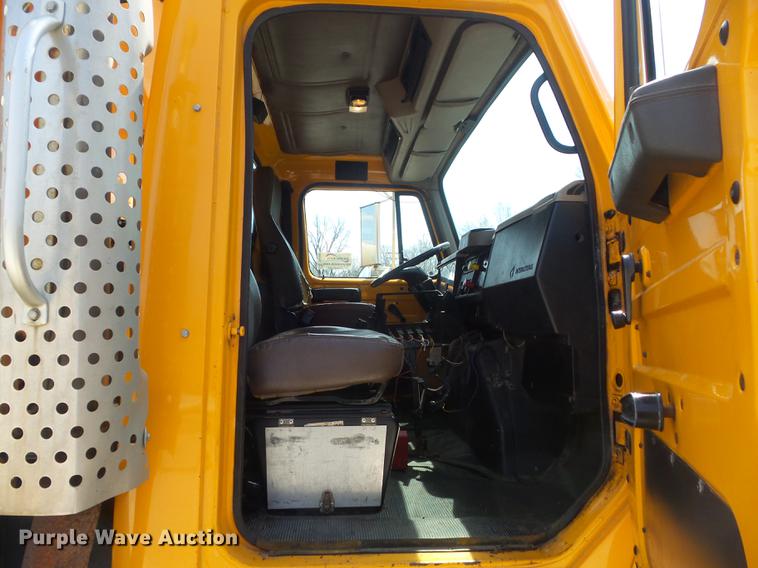 image for item DC7354 2000 International 4900 dump truck
